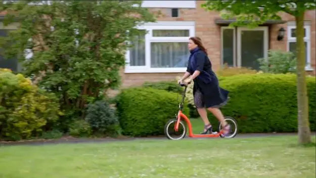 Kirstie Allsopp adult kick scooter with big wheels, urban mobility